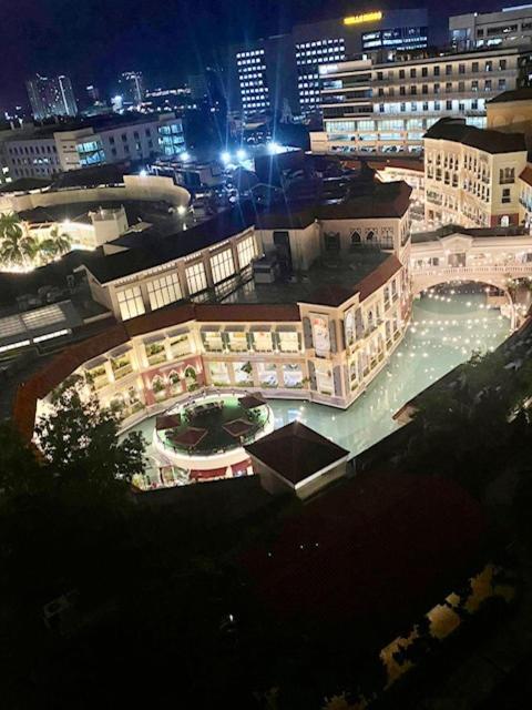 Luxury Bgc Condo In Taguig, Mckinley - Covered Parking And Wifi Free Exterior photo